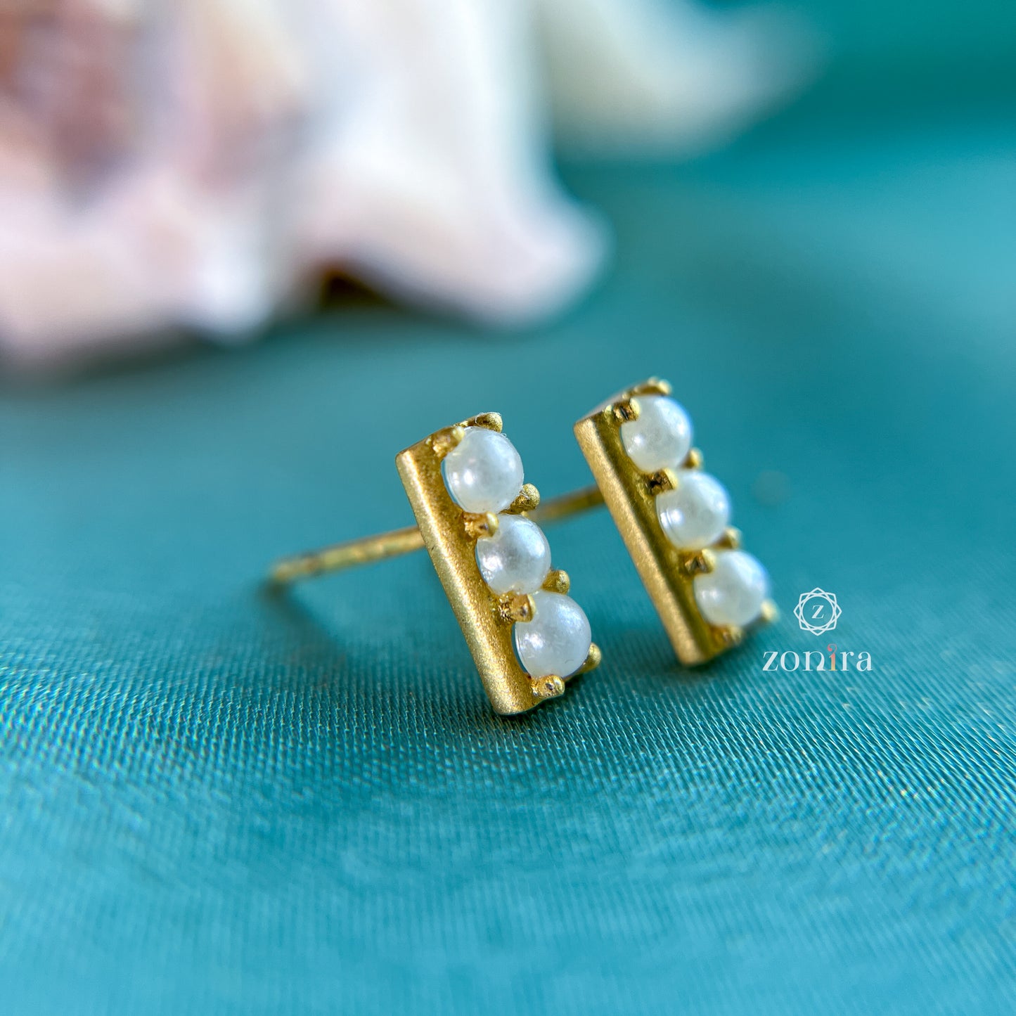 Diwi Silver Stud - Pearl Bar Gold