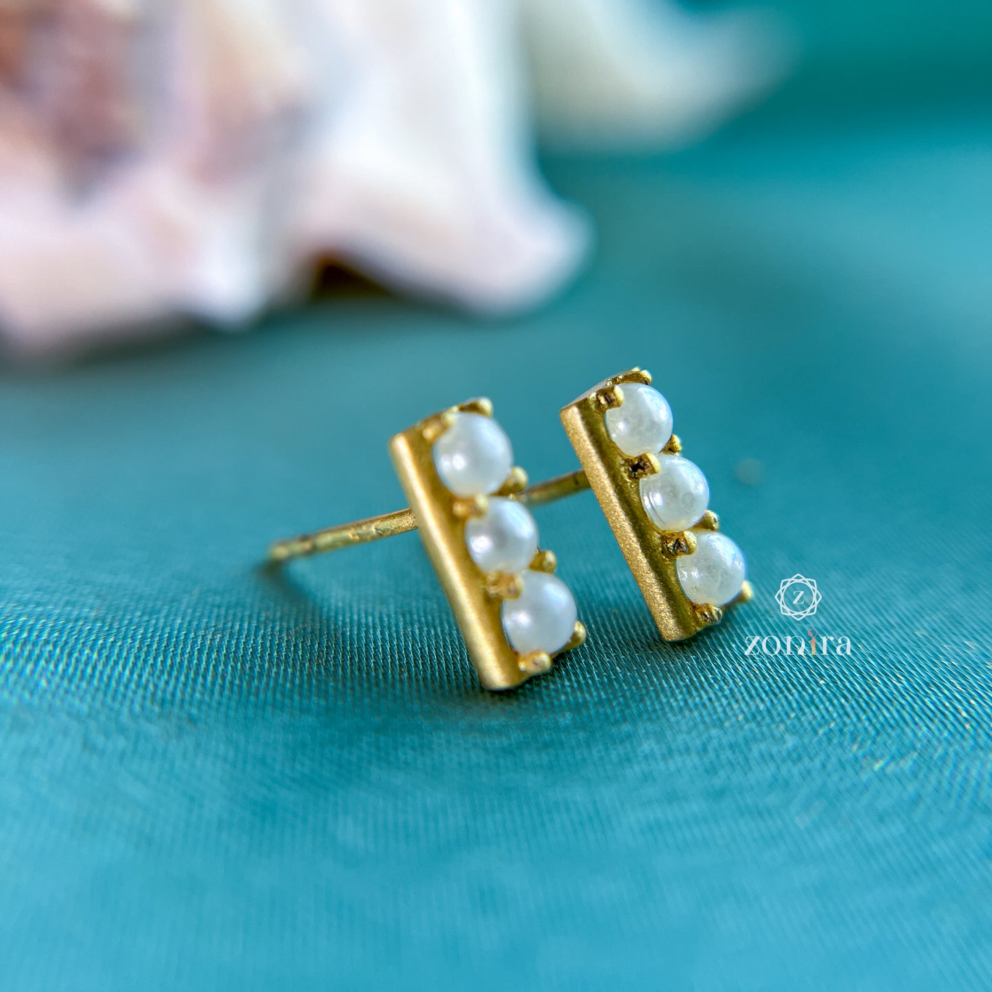 Diwi Silver Stud - Pearl Bar Gold