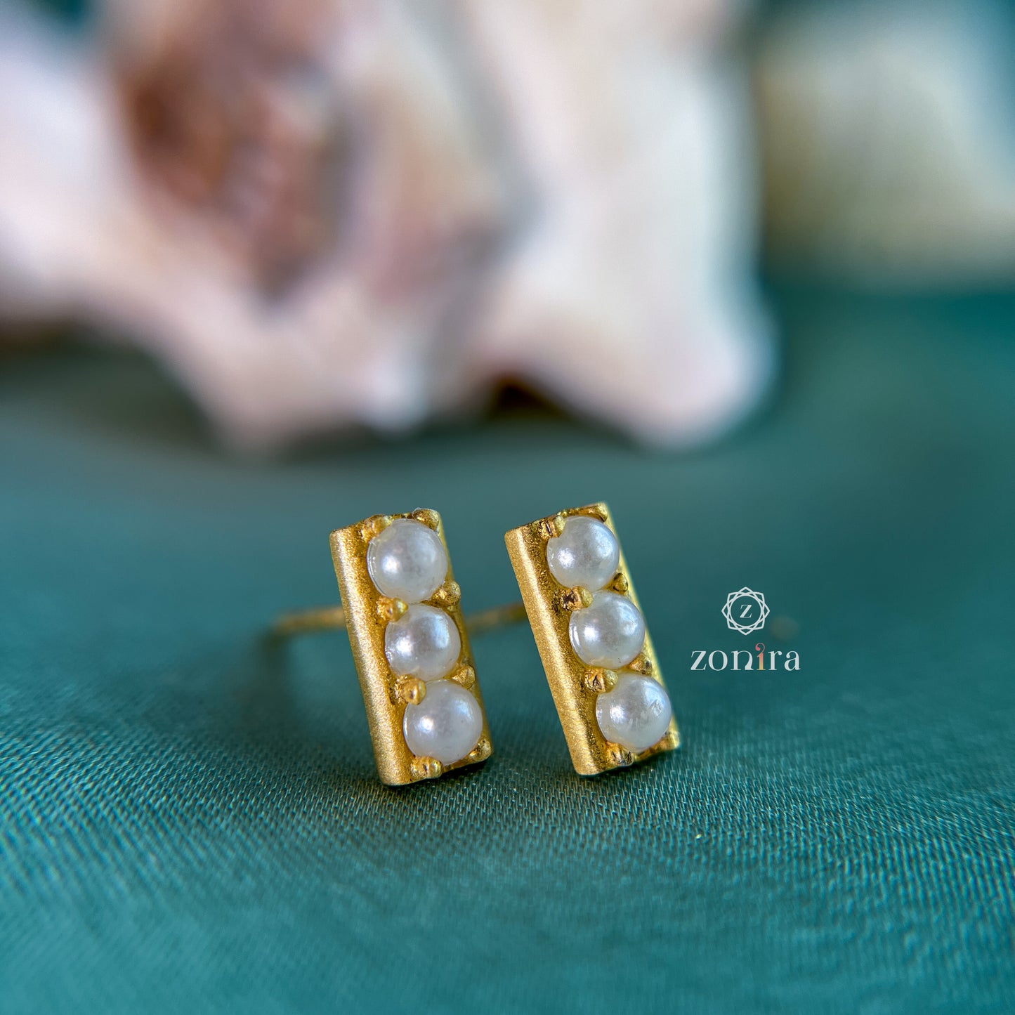 Diwi Silver Stud - Pearl Bar Gold