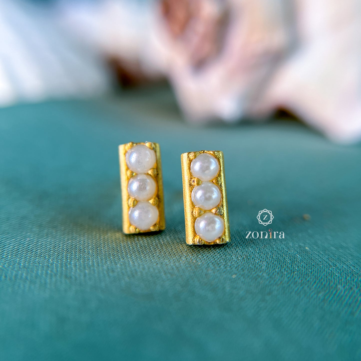 Diwi Silver Stud - Pearl Bar Gold