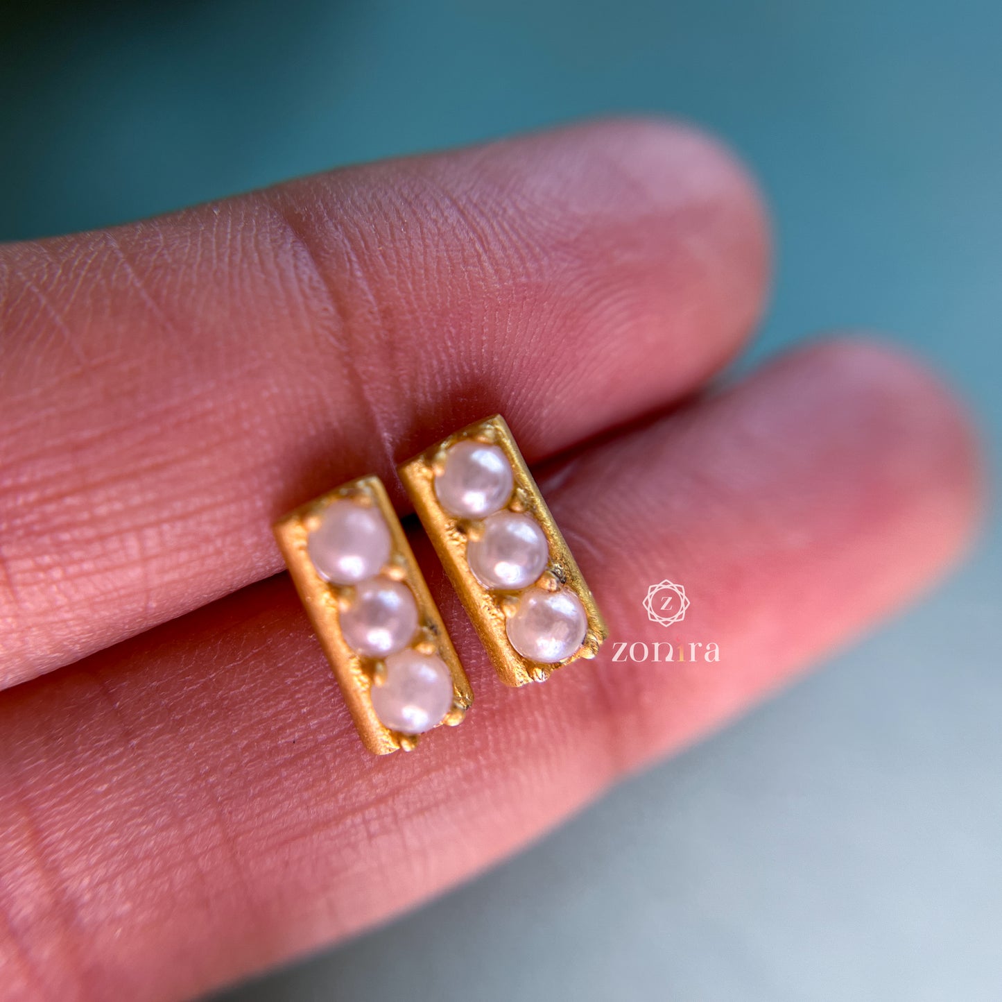 Diwi Silver Stud - Pearl Bar Gold