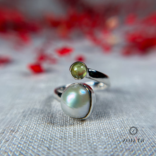 Aami Silver Ring - Baroque Pearl & Peridot