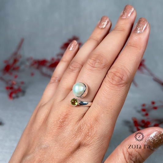 Aami Silver Ring - Baroque Pearl & Peridot
